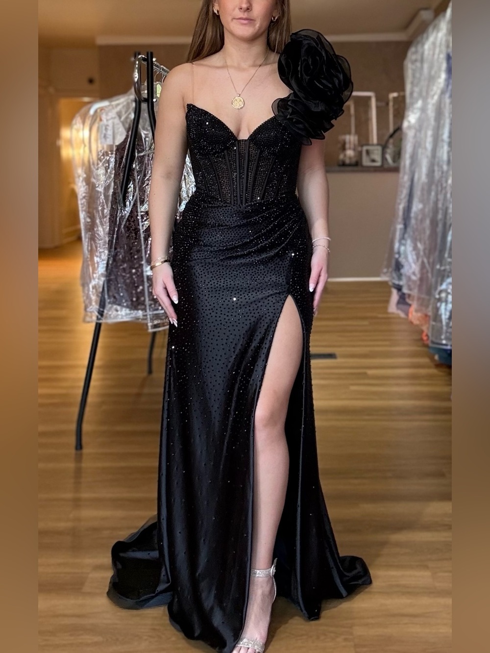 Elegant Black One-Shoulder Evening Gown